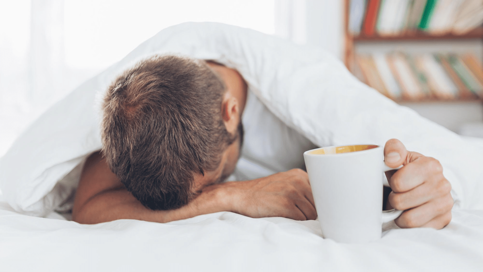 Como superar a insônia? Homem não consegue mais dormir, recuperando o sono graças à compra de CBD