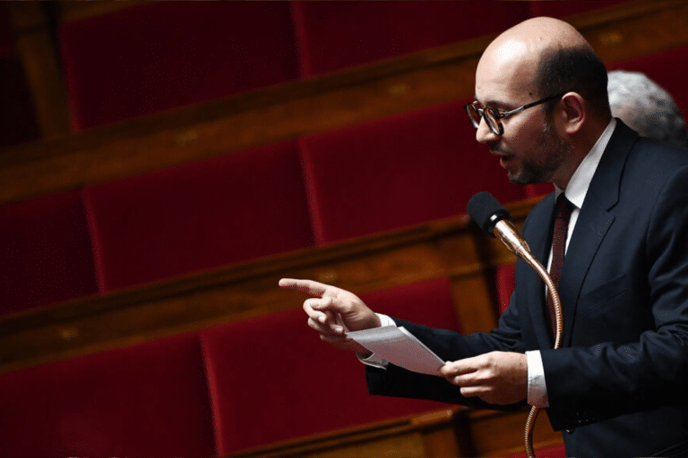 I deputati Ludovic Mendes (EPR) e Antoine Léaument (LFI) propongono una legalizzazione delle misure &quot;francesi&quot; di cannabis e depenalizzazione. Scopri le loro 60 proposte per ripensare la lotta contro i narcotici, proteggere la salute pubblica e indebolire le reti criminali.