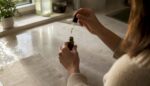 Una persona regola la quantità di olio di CBD utilizzando una pipetta.