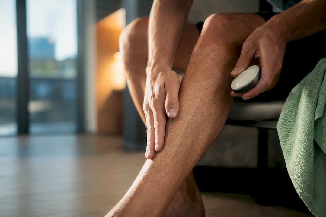 Idrottare masserar sin vad efter träning