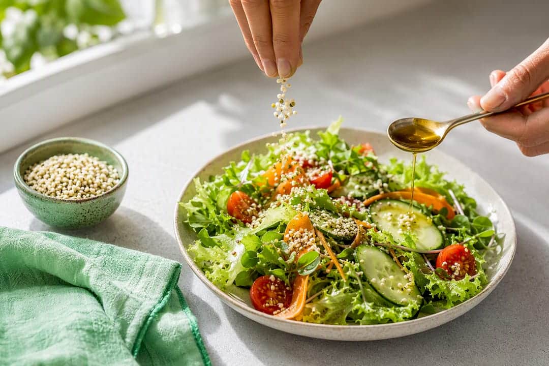 Graines et huile de chanvre sur une salade