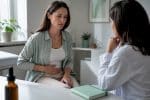 Patiente décrivant des douleurs provoquées par l’endométriose