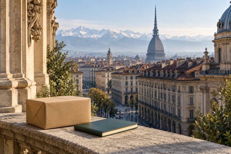 Illustration d’un colis sans marquage et d’un carnet sur une terrasse, avec une vue évoquant Turin et la Mole Antonelliana.