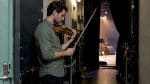 Un musicien qui se prépare juste avant son concert