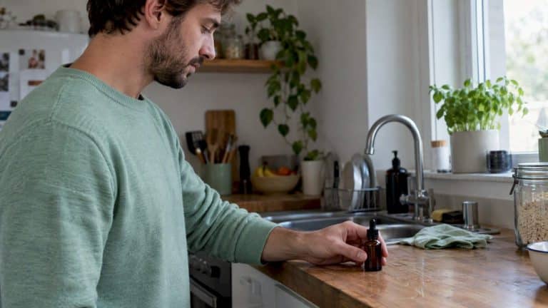 Adulte posant un flacon après sa routine CBD